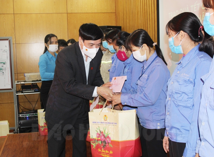 Đồng chí Tổng Thư ký Quốc hội Bùi Văn Cường thăm, tặng quà Tết tại Kinh Môn 